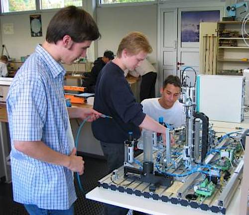 Foto: Schüler der höheren Berufsfachschule für Informatik im Automatisierungstechniklabor